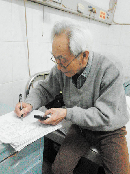 杜修源老人埋頭寫(xiě)著特殊的“日記”。 李卓 攝