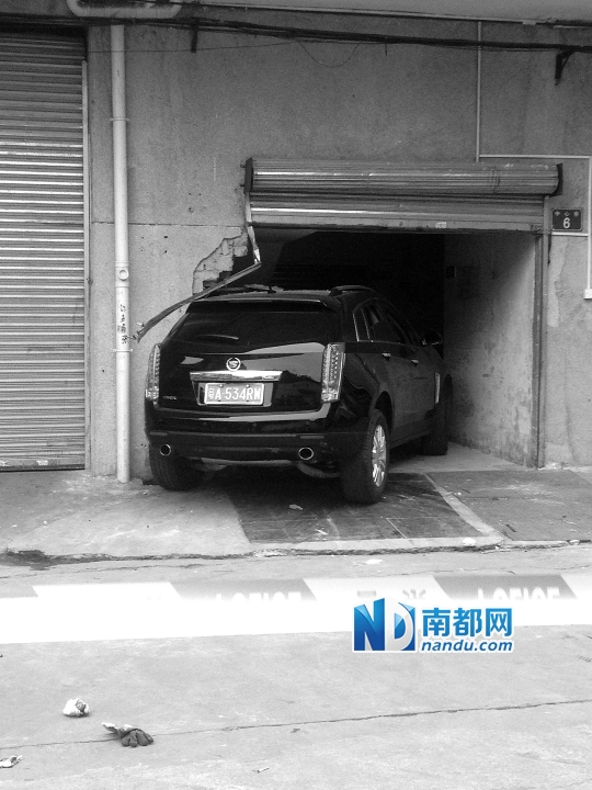 　昨日，凱迪拉克撞人后停在一倉庫門口，車后有一攤血跡。 南都記者陳杰生攝