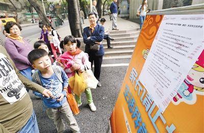昨日，中華路小學(xué)貼出告示，提醒家長不要相信傳言。
