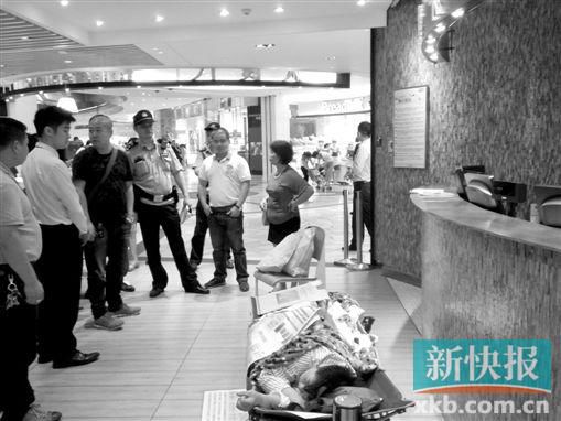 昨日，劉姐的行為引來眾人圍觀，警方再次到場進行調(diào)解。