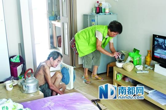 居民徐阿姨去看望何譚送老人，并送去熱湯