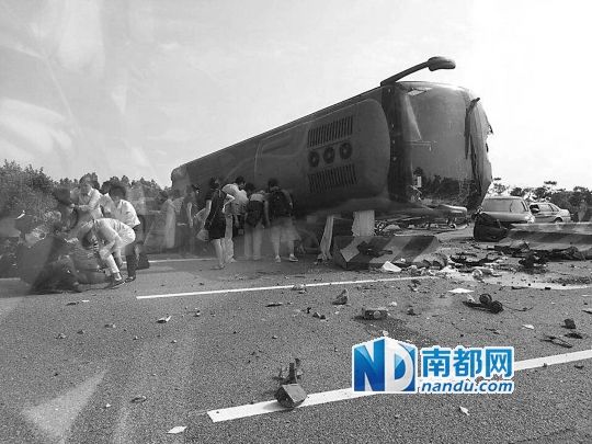 現(xiàn)場大客車側(cè)翻，玻璃碎落一地，車身卡在路邊水泥護(hù)欄上。 目擊者供圖
