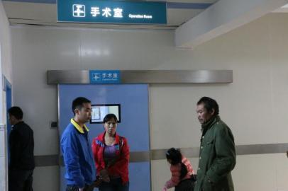 宇宇的父母和爺爺一直守候在手術(shù)室外。