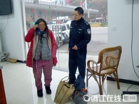 1月30日，衢州高速交警發(fā)現(xiàn)了徒步走在高速楓嶺關(guān)卡口的汪女士