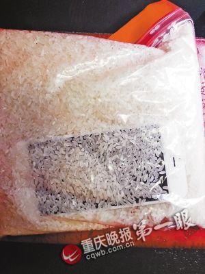 落水后，把手機(jī)放進(jìn)大米里吸水