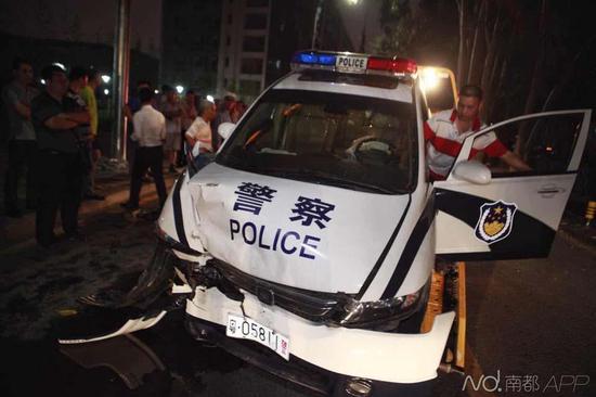 南都記者昨晚趕到現(xiàn)場(chǎng)時(shí)，交警及保險(xiǎn)公司已經(jīng)在處理事故，現(xiàn)場(chǎng)有很多圍觀者。