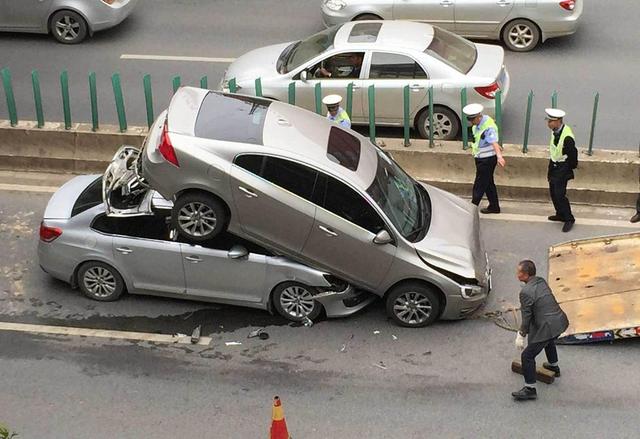交警正在將兩車分開。