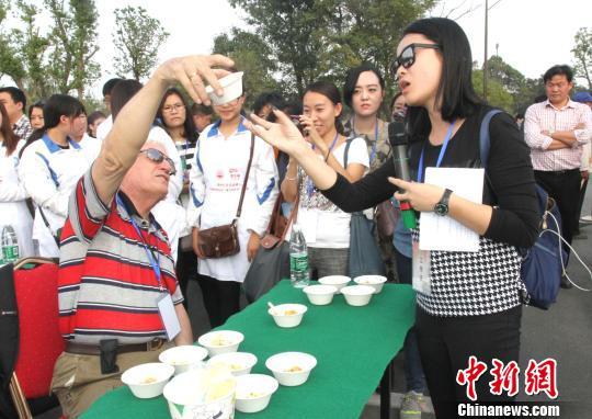 圖為外國友人品嘗揚州炒飯?！〈藜衙鳌z