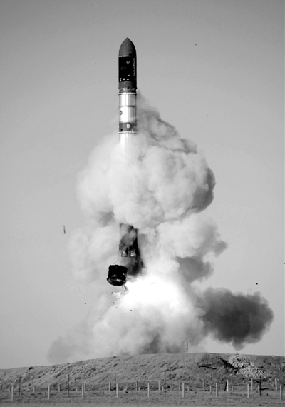 　2007年6月15日，俄羅斯在哈薩克斯坦的軍事場(chǎng)地試射一枚“RS-20”導(dǎo)彈。尚未有媒體公布新型固