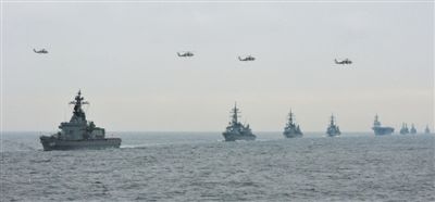 2012年10月14日，日本海上自衛(wèi)隊舉行閱艦式。2013年，日本自衛(wèi)隊時隔11年首增防衛(wèi)預算。資料圖片