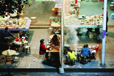 那邦鎮(zhèn)以往熱鬧的夜市，因為中緬邊境的戰(zhàn)亂，而變得冷冷清清 特派記者 賈代騰飛 攝