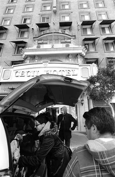 20日，美國洛杉磯，塞西爾酒店房客薩拜娜乘出租車離開酒店。由于擔(dān)心水質(zhì)受到污染，目前已有27戶房客離開塞西爾酒店。