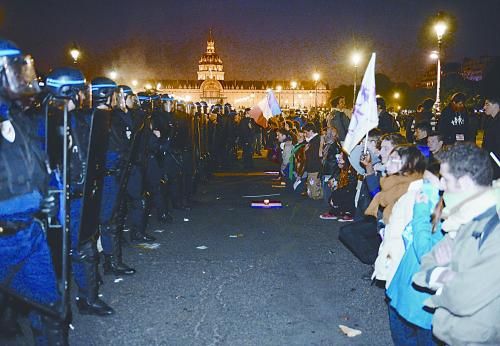 26日，法國反同性戀者與警察形成對峙之勢。