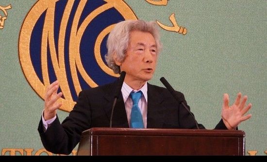 日本前首相小泉純一郎11月12日發(fā)表演說，支持安倍晉三對中國強(qiáng)硬，并鼓動(dòng)其參拜靖國神社。