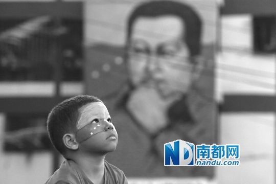 3月5日，一名委內(nèi)瑞拉兒童仰望天空，他身后是查韋斯的陵墓。