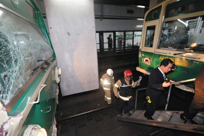5月2日，韓國首爾，首爾2號線地鐵去往蠶室方向的一趟列車在上往十里站撞上了一趟?？吭谡緝?nèi)的列車。
