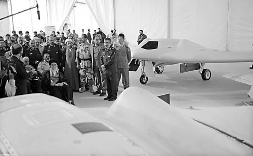 　哈梅內(nèi)伊（中）11日參觀伊朗版RQ-170無人機(jī)。