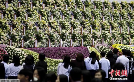 韓國民眾絡繹不絕地前往位于安山的集體焚香所，悼念“世越”號客輪沉沒事故死難者。