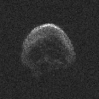 這顆彗星外形酷似骷髏頭，表面甚至可分出眼鼻。