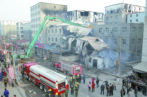 風(fēng)助火勢，6座相鄰的居民樓加建的板房樓陸續(xù)被大火引燃。
