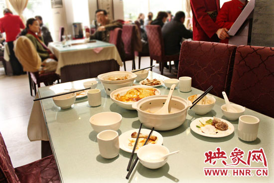 3月22日，阿五美食英協(xié)路店幾位顧客用完餐后，盤子里的食物所剩無幾。