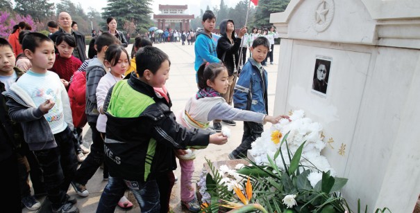 昨天上午，來(lái)鄭州市烈士陵園祭掃的小學(xué)生將百花擺放在吉鴻昌烈士墓前