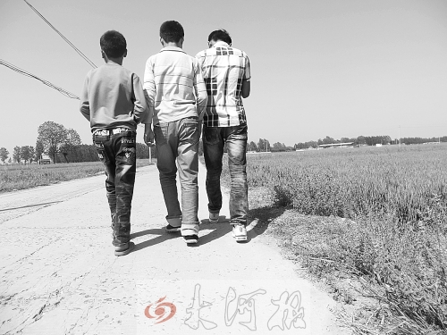 親眼目睹小伙伴在自己面前慘遭橫禍,三個(gè)孩子變得異常沉默。