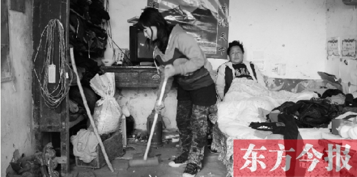 　寧陵縣趙村鄉(xiāng)大楊莊村，16歲的王香浦在打掃家里的衛(wèi)生，床上躺著她的爸爸　