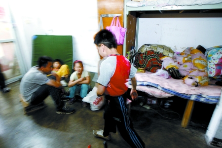 孩子們住在這里，沒(méi)有上學(xué)，大部分時(shí)間是練功，出去表演