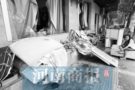 　多間臨街商鋪夜間被砸，店里的沙發(fā)、貨品等被搬到了戶外  侯建勛/攝
