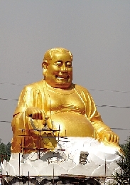 　4月25日，洛陽龍華歡樂園，網上引起熱議的“大背頭彌勒佛”。