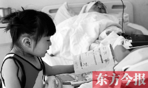　昨天上午，鄭州市骨科醫(yī)院病房內(nèi)，李剛躺在病床上，女兒嘟嘟在安靜地看書