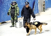 排爆專家、警犬在現(xiàn)場(chǎng)待命。