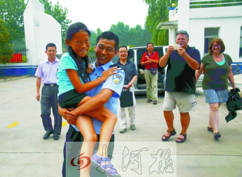 黨心松一行人剛下車，楊衛(wèi)軍就一把抱起了她，流露出幸福的笑容，不遠處史蒂夫拍照銘記這一刻。