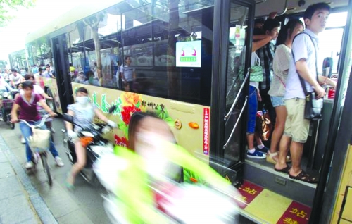 　　7月12日，鄭州市花園路，下班高峰期。