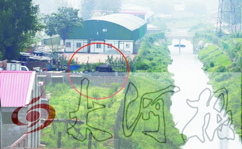 　彩虹橋西南側(cè)有一個大型地溝油加工窩點，廢水流入旁邊的排水渠。