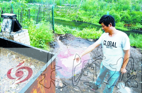 煉油點將骯臟、臭氣熏人的廢水直接排入溝渠。