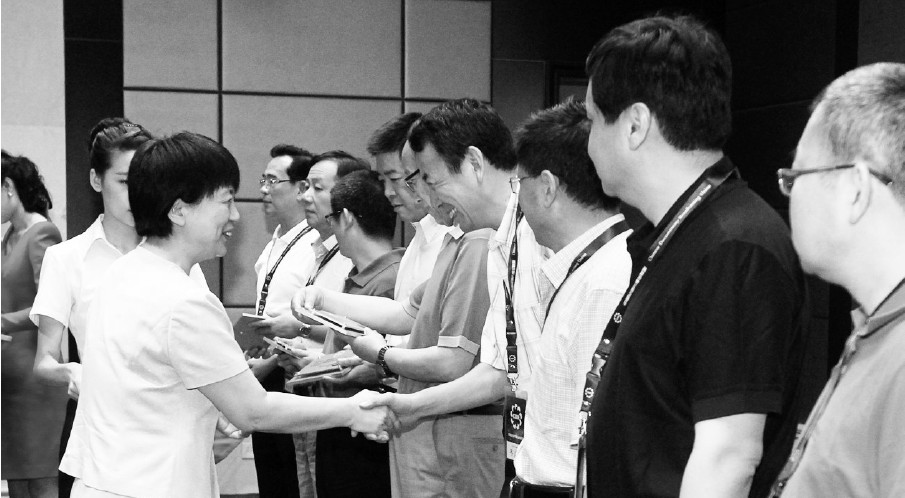 河南省委常委、宣傳部長趙素萍給中國紀錄片播出聯(lián)盟理事臺發(fā)放牌匾