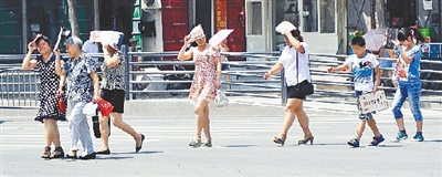  街頭，遮擋陽(yáng)光是一門(mén)“技術(shù)活”。