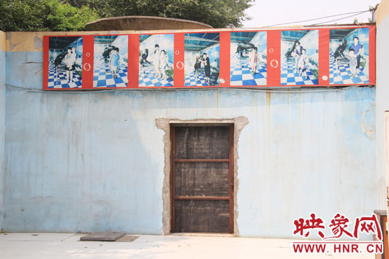 在鄭州市動(dòng)物園內(nèi)的海獅館內(nèi)，隨處可見(jiàn)游客與動(dòng)物合影的宣傳畫。