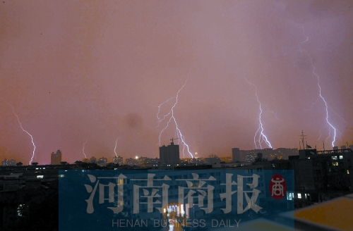 昨天21:30左右，雷電頻頻“光顧”鄭州市區(qū)