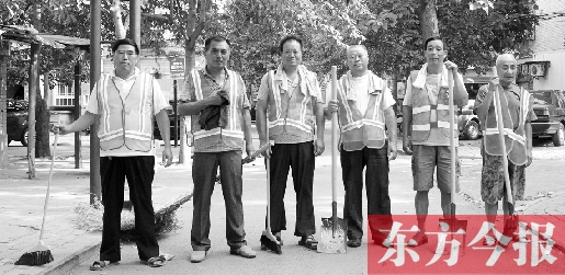 昨天下午6點，6名環(huán)衛(wèi)工人相伴乘坐B1返回27公里外的花園口村。