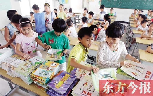 昨日，鄭州市中小學(xué)開(kāi)學(xué)，鄭州市帝湖小學(xué)教室內(nèi)，學(xué)生們?cè)诿赓M(fèi)領(lǐng)課本