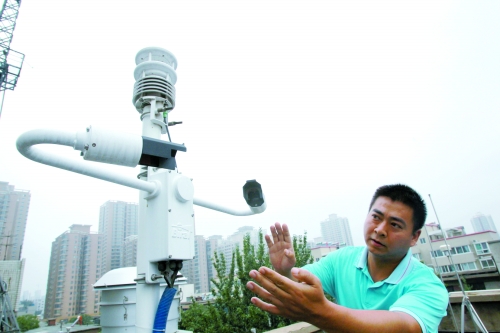 我省首個(gè)灰霾監(jiān)測(cè)站預(yù)計(jì)月底在鄭州正式投入使用，這是工作人員在介紹室外大氣采集設(shè)備使用情況。（資料圖）