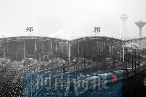 從解放路立交向南望去，火車站南側(cè)一座高樓在霧霾中若隱若現(xiàn)