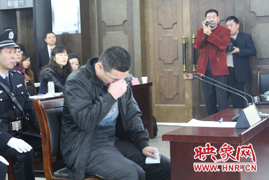 庭審現(xiàn)場，被告人常樹民哽咽著宣讀手中的悔恨書。