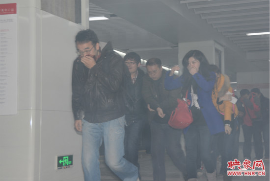 演習中，地鐵乘客從地鐵車廂中跑出。
