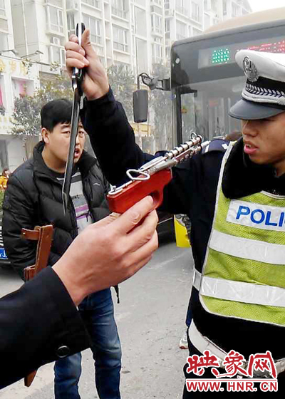 據(jù)當事交警描述，男子自知車上有刀，在車輛被逼停后，車上的另一名男子試圖將刀具交給到達現(xiàn)場的同伴。