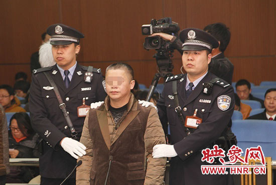 被告人被法警帶上法庭時(shí)，身上沒有戒具，也沒有剃光頭。（圖片來源于微博@豫法陽光）