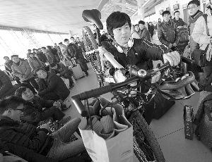 由于媽媽生病，盧文成只得中途放棄騎行改乘火車趕回老家。